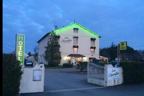 Hotel Logis Les Charmilles Chalon-Sur-Saone Sud Lux Zewnętrze zdjęcie