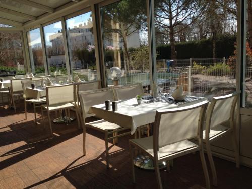 Hotel Logis Les Charmilles Chalon-Sur-Saone Sud Lux Zewnętrze zdjęcie
